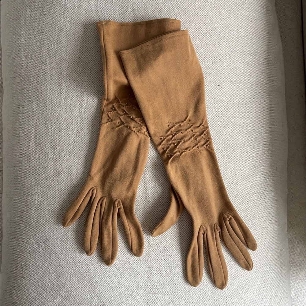 Mid-Century Camel Nylon Opera Gloves in Excellent Condition - 7 1/2